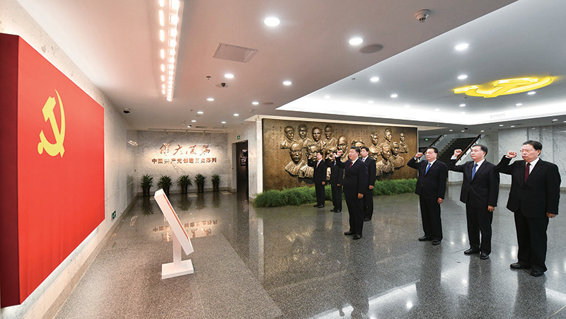 2017年10月31日，中共中央總書記、國家主席、中央軍委主席習近平帶領中共中央政治局常委李克強、栗戰(zhàn)書、汪洋、王滬寧、趙樂際、韓正，瞻仰上海中共一大會址和浙江嘉興南湖紅船。這是31日上午，在上海中共一大會址紀念館，習近平帶領其他中共中央政治局常委同志一起重溫入黨誓詞。 