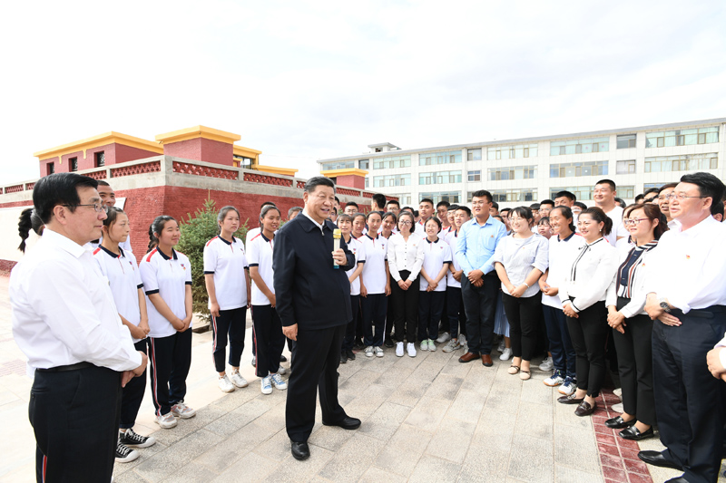 8月19日至22日，中共中央總書記、國家主席、中央軍委主席習(xí)近平在甘肅考察。這是20日下午，習(xí)近平在張掖市山丹培黎學(xué)校同師生親切交流。