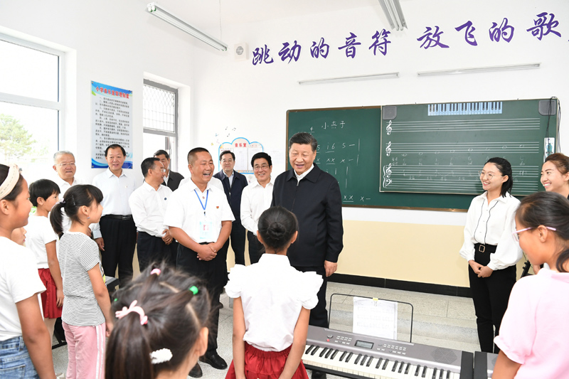 8月19日至22日，中共中央總書記、國家主席、中央軍委主席習(xí)近平在甘肅考察。這是21日上午，習(xí)近平在武威市古浪縣黃花灘生態(tài)移民區(qū)富民新村富民小學(xué)的音樂教室，認(rèn)真觀看正在進(jìn)行的音樂課教學(xué)。