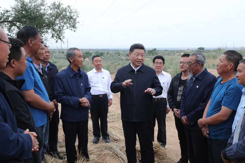 8月19日至22日，中共中央總書記、國家主席、中央軍委主席習(xí)近平在甘肅考察。這是21日上午，習(xí)近平在武威市古浪縣八步沙林場(chǎng)同“六老漢”代表及林場(chǎng)職工親切交談。