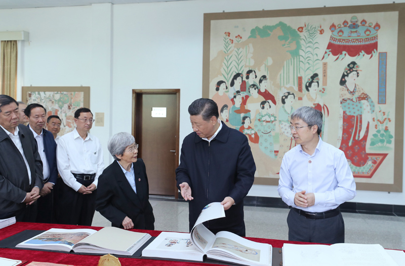 8月19日至22日，中共中央總書記、國家主席、中央軍委主席習(xí)近平在甘肅考察。這是19日下午，習(xí)近平在敦煌研究院察看珍藏文物和學(xué)術(shù)成果展示，了解文物保護(hù)和研究、弘揚(yáng)優(yōu)秀歷史文化情況。