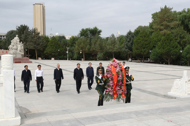 8月19日至22日，中共中央總書記、國家主席、中央軍委主席習(xí)近平在甘肅考察。這是20日上午，習(xí)近平來到張掖市高臺(tái)縣，瞻仰中國工農(nóng)紅軍西路軍紀(jì)念碑，向革命先烈敬獻(xiàn)花籃。