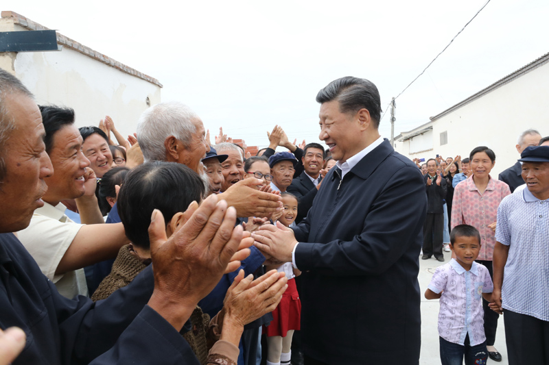 8月19日至22日，中共中央總書記、國家主席、中央軍委主席習(xí)近平在甘肅考察。這是21日上午，習(xí)近平在武威市古浪縣黃花灘生態(tài)移民區(qū)富民新村同村民親切交談。