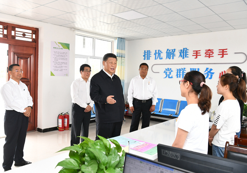 8月19日至22日，中共中央總書記、國家主席、中央軍委主席習(xí)近平在甘肅考察。這是21日上午，習(xí)近平在武威市古浪縣黃花灘生態(tài)移民區(qū)富民新村黨群服務(wù)中心考察。