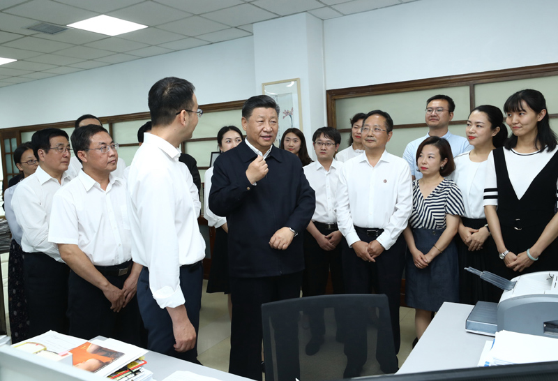 8月19日至22日，中共中央總書記、國家主席、中央軍委主席習(xí)近平在甘肅考察。這是21日下午，習(xí)近平在《讀者》編輯部同工作人員交流，勉勵(lì)他們?yōu)槿嗣裉峁└鄡?yōu)秀精神食糧。