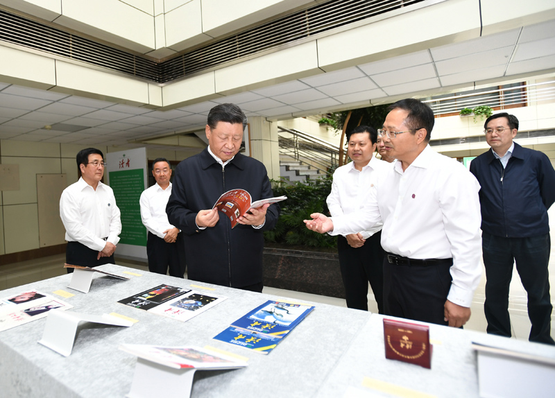 8月19日至22日，中共中央總書記、國家主席、中央軍委主席習(xí)近平在甘肅考察。這是21日下午，習(xí)近平在讀者出版集團(tuán)有限公司考察。