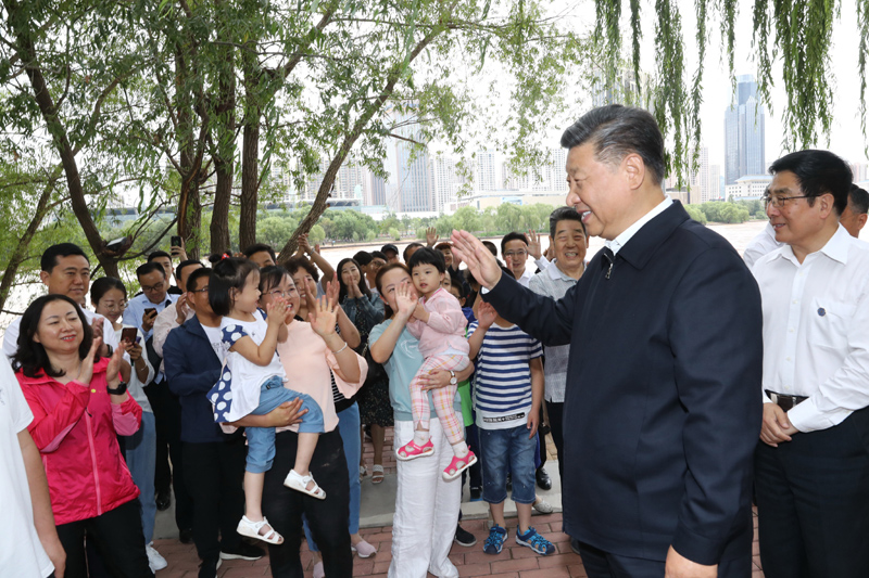 8月19日至22日，中共中央總書記、國家主席、中央軍委主席習(xí)近平在甘肅考察。這是21日下午，習(xí)近平在蘭州市黃河治理蘭鐵泵站項(xiàng)目點(diǎn)同正在休閑的群眾親切交談。