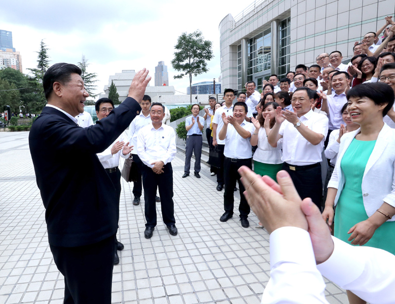 8月19日至22日，中共中央總書記、國家主席、中央軍委主席習(xí)近平在甘肅考察。這是21日下午，習(xí)近平在讀者出版集團(tuán)有限公司同工作人員親切交談。