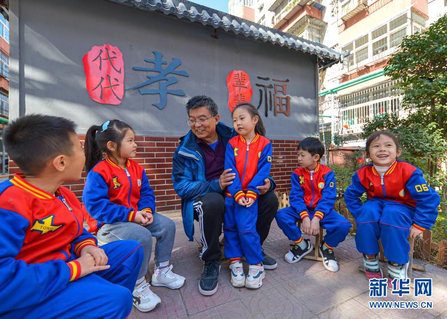 2020年11月2日，在河北邯鄲市邯山區(qū)中華南四號(hào)小區(qū)，宣講員在向孩子們講家風(fēng)家訓(xùn)故事。新華社記者 王曉 攝